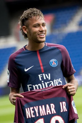 Neymar Jr posant avec le maillot du Paris Saint-Germain.