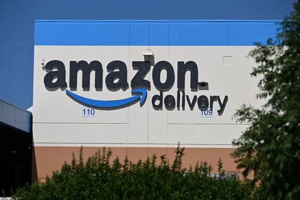 Façade d'une station de livraison Amazon avec le logo emblématique.