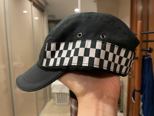 Casquette du PSNI présentant le motif à damiers caractéristique.