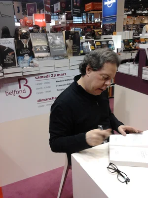 Douglas Kennedy en séance de dédicace au Salon du Livre de Paris 2013, au stand Belfond.