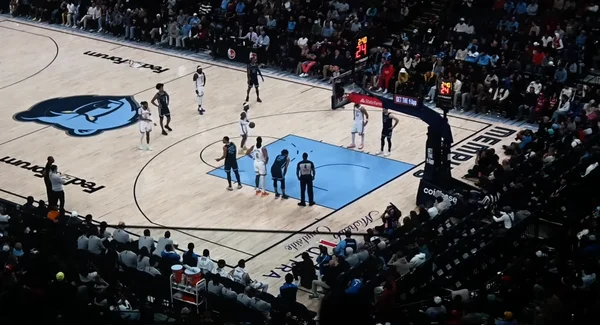 Shai Gilgeous-Alexander tente un lancer franc pour le Thunder d'Oklahoma City face aux Grizzlies de Memphis.
