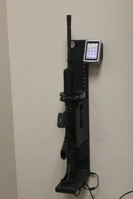 Un fusil de type AR-15 placé dans un râtelier mural au quartier général de la Nevada Highway Patrol.
