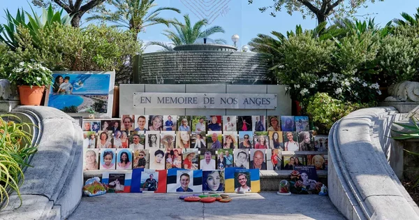 Le mémorial 'En mémoire de nos anges' avec les portraits des victimes de l'attentat du 14 juillet 2016 à Nice.