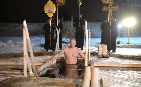 Vladimir Poutine participe à un bain de l'Épiphanie dans un trou de glace, entouré de prêtres orthodoxes.