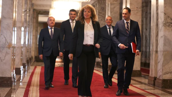 Consultations présidentielles pour un nouveau gouvernement : des responsables politiques marchent dans un couloir officiel.