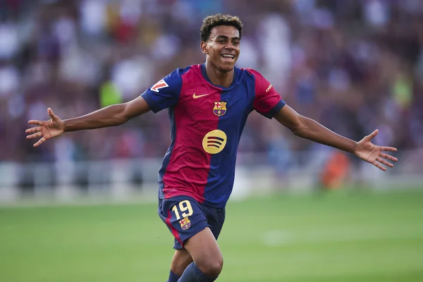 Lamine Yamal célébrant un moment de joie sur le terrain avec le maillot du FC Barcelone.