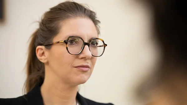 Aurore Bergé, ministre chargée de l'Égalité, en portrait rapproché.