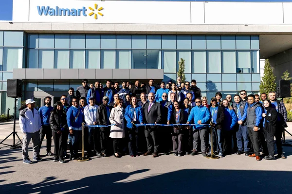 Inauguration du centre de distribution le plus avancé de Walmart Canada à Vaughan, en Ontario.