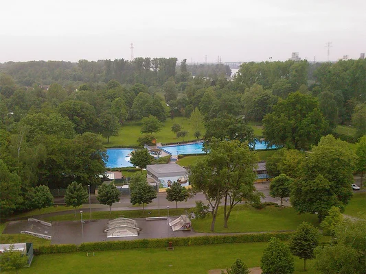 La piscine de Kehl, très fréquentée par les Strasbourgeois, vue depuis les hauteurs du parc.