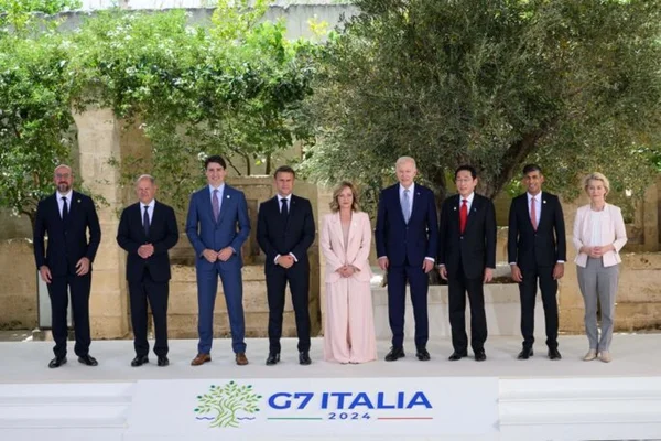 Giorgia Meloni au centre de la photo officielle du G7 à Borgo Egnazia, entourée des autres dirigeants, en juin 2024.