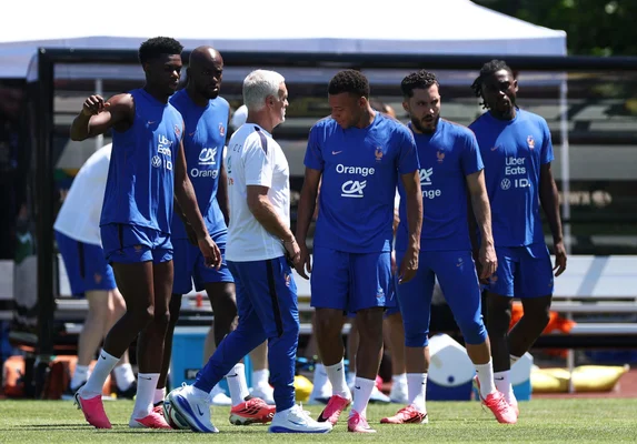 Les Bleus et leur staff lors d'une séance d'entraînement.