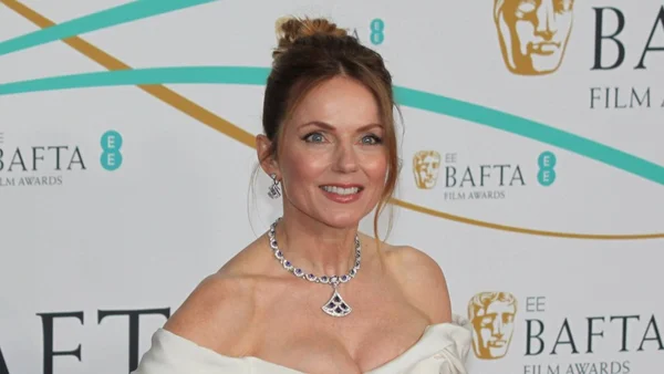 Geri Halliwell-Horner aux EE BAFTA Film Awards dans une robe blanche élégante.