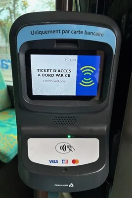 Terminal de paiement sans contact Conduent dans un bus, avec instructions pour l'achat de ticket par carte bancaire.