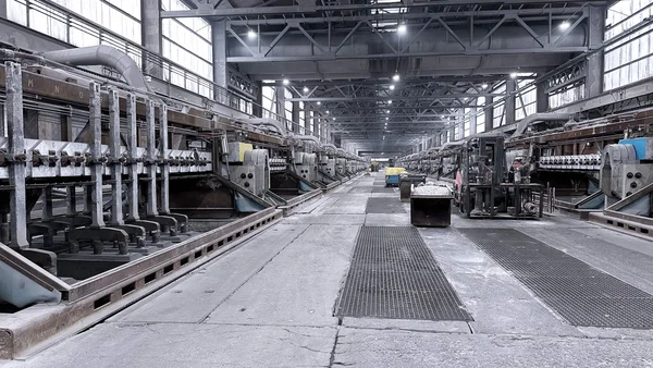 Aluminerie ou usine de transformation de l'aluminium avec cuves électrolytiques.