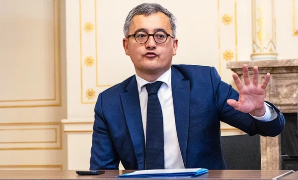 Gérald Darmanin s'exprimant dans une salle officielle.