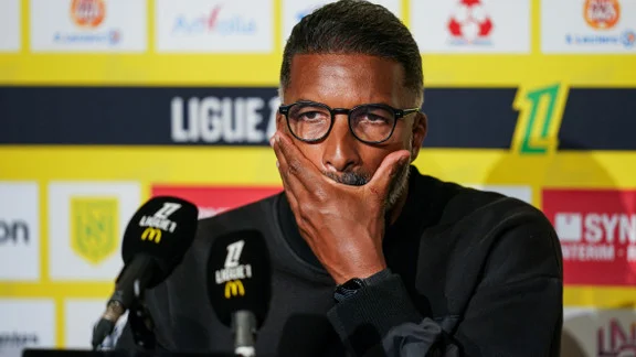 Habib Beye en conférence de presse, visiblement pensif.
