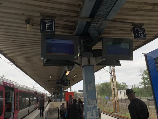 Quais du RER E à la gare de Val de Fontenay, à Fontenay-sous-Bois, avec des voyageurs et un train à quai.