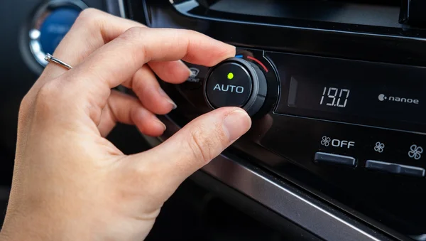 Réglage de la climatisation automatique à 19 °C dans une voiture.