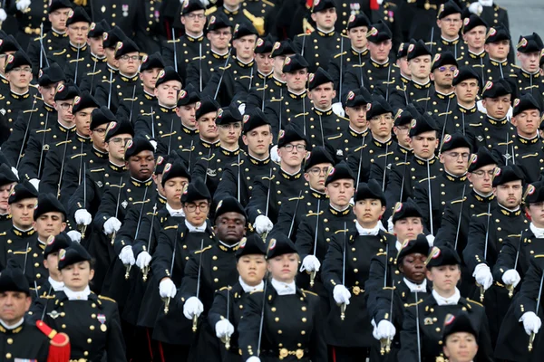 Cadets de l'École Polytechnique alignés lors d'une cérémonie militaire.