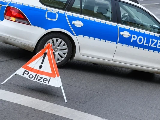 Véhicule de police allemande stationné près de la zone de la fusillade à Stade.