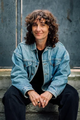 Elisa Routa, autrice du roman graphique « Trois petits chats », photographiée dans la rue.