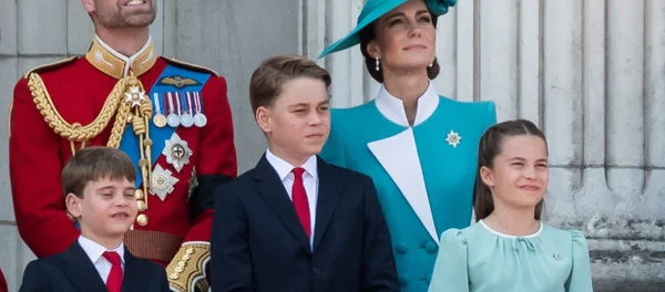 William, Kate et leurs enfants sur le balcon de Buckingham.