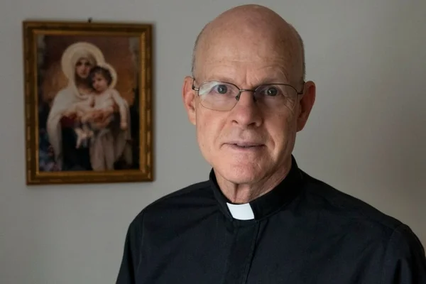 Portrait de l'exorciste destitué après ses commentaires sur les OVNIS et les démons.