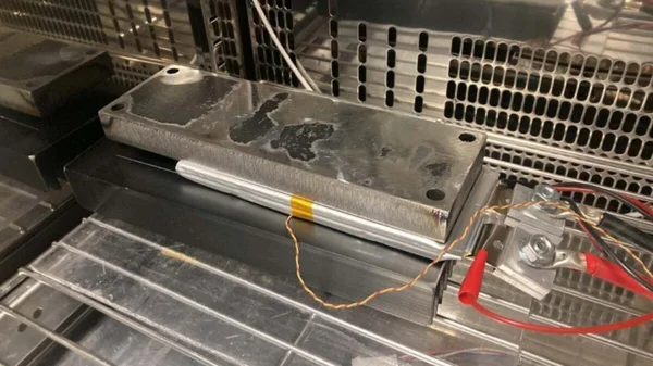 Module de batterie ou dissipateur thermique de Donut Lab sur un banc d'essai.