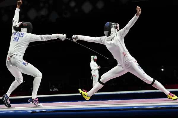 Une épéiste française (à gauche) face à une adversaire estonienne lors de la finale des championnats d'Europe