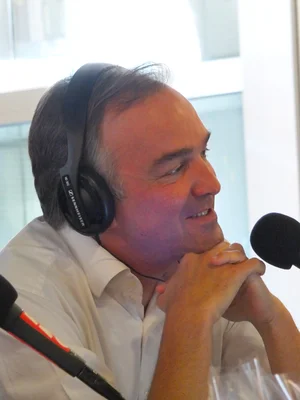 Olivier Truchot lors de la retransmission en direct des Grandes Gueules à la FNAC La Défense, Paris, le 5 octobre 2012.