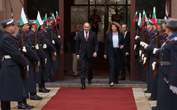 Cérémonie officielle avec le nouveau président bulgare et une responsable politique, entourés de gardes d'honneur.