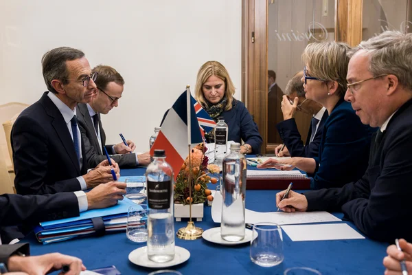 Bruno Retailleau et Yvette Cooper lors de la réunion des ministres de l'Intérieur du G7 à Mirabella Eclano, en Italie, le 3 octobre 2024.