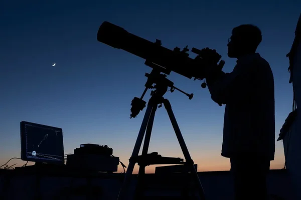 Un astronome amateur installant un télescope pour observer le passage de l'astéroïde 1997 NC1.