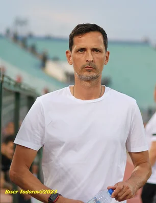 Dino Toppmöller, nouvel entraîneur du RC Lens, lors d'un match.