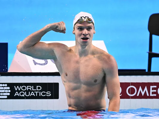 Léon Marchand célébrant après avoir battu le record du 200 m 4 nages.