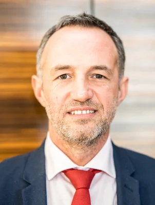 Emmanuel Grégoire, premier adjoint à la mairie de Paris, en portrait officiel.