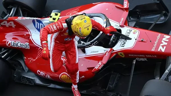 Lewis Hamilton sort de sa Ferrari après sa victoire au Grand Prix de Catalogne.