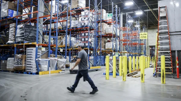 Un employé d'un entrepôt Walmart à Mississauga, en Ontario, où le syndicat Unifor a obtenu le droit de représenter les travailleurs.