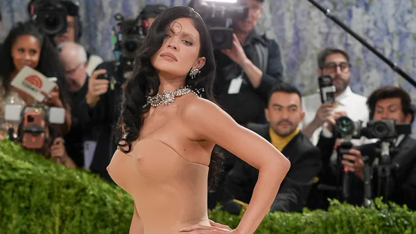 Kylie Jenner sur le tapis rouge, entourée de photographes.