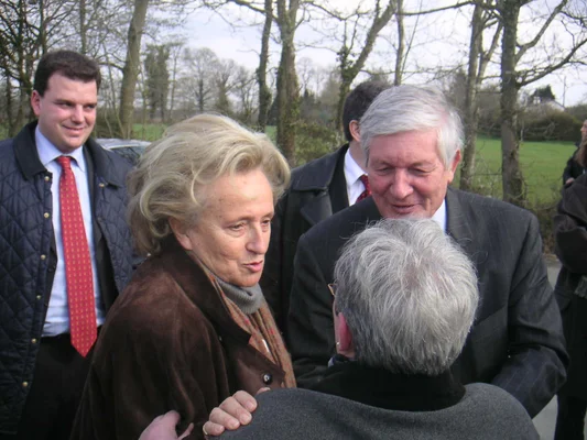 Bernadette Chirac et Josselin de Rohan lors d'une rencontre en extérieur.