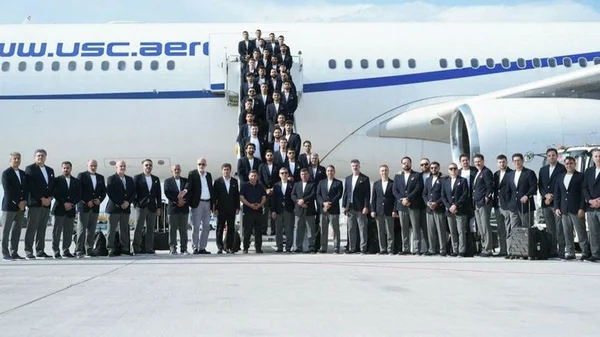 L'équipe iranienne de football s'envolant pour le Mexique, posant devant l'avion sur le tarmac.