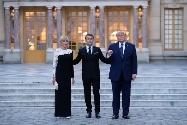 Arrivée sur le perron du château de Versailles : Emmanuel Macron, Brigitte Macron et Donald Trump.