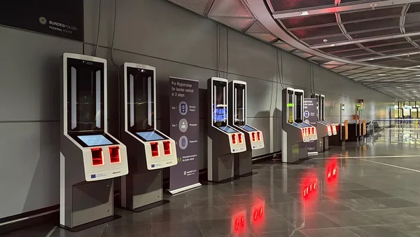 Portiques de contrôle automatisé de la Bundespolizei dans un aéroport, illustrant les files d'attente possibles avec le nouveau système EES.