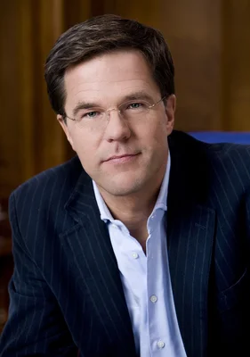 Portrait de Mark Rutte en costume à fines rayures.