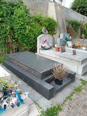 Tombe de René Bernasconi, ancien président de la CGPME, au cimetière de Charonne.