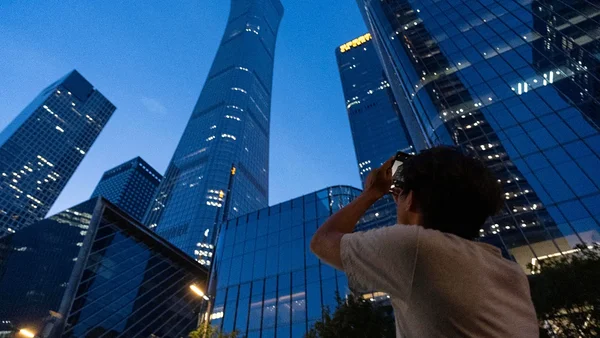 La tour China Zun, plus haut gratte-ciel de Pékin, illuminée dans le ciel du soir.