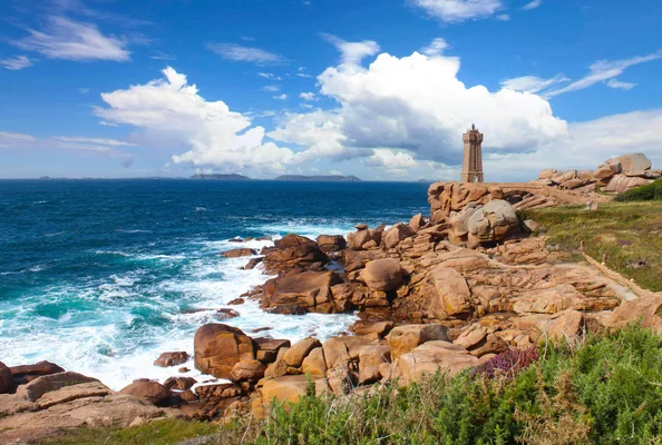 Phare breton sur la côte de granit, symbole des paysages marins de la région.