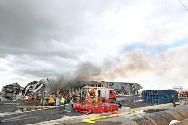Incendie en cours à la ferme de Belsia en Eure-et-Loir, où sont produites les chips de McFly et Carlito.