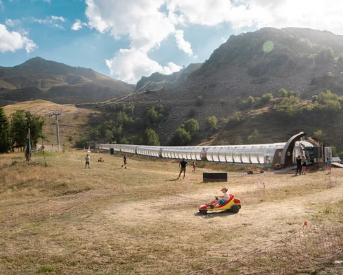 Activité de luge alpine dans les Pyrénées, une attraction prisée des familles.