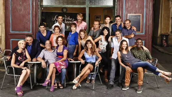 Le casting de Plus belle la vie réuni pour une photo promotionnelle devant le bar Le Mistral.